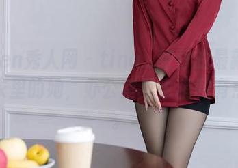 Xiuren秀人网 - tina_甜仔的最新照片，泳衣里的她，办公室里也稍微有点小热。