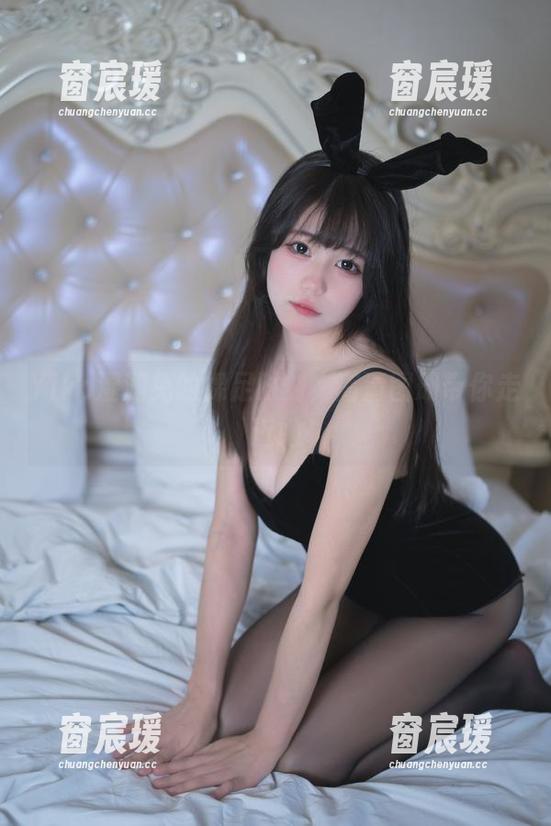 Yiko湿润兔的裸足时刻，高清图册带你走近她-窗宸瑗