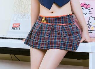 头条女神 - 红裙加身，幻雪儿定制了这样的我，你怎么看？图片中闪烁的不经意。