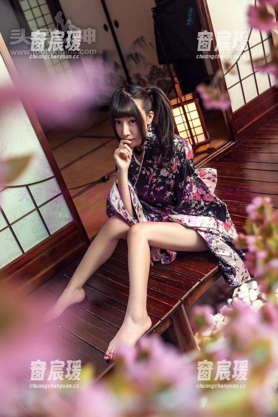 头条女神 - 查莉娅的美腿，图库上方的迷人风景投影，近乎无害。-窗宸瑗