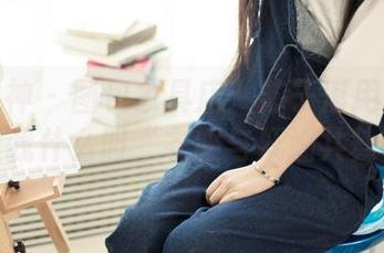 头条女神 - 图包家具店：苏子淇用这身制服教我什么叫“衣服与妩媚共舞”！