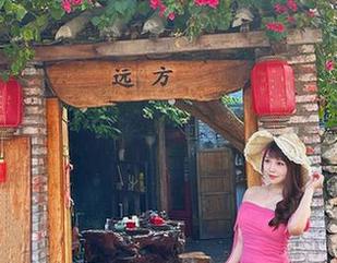 宝儿mysterial的白色图包，心里默念着“不群，别羡慕”。