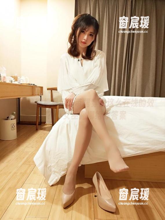还有谁能把黑色吊带裙穿出这么在线的效果？小女巫露娜给你答案-窗宸瑗