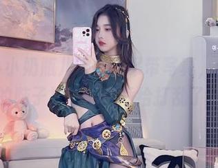 观看小小奶瓶儿的纯欲吊带写真，似乎我的脑子被他的气质给打乱了？