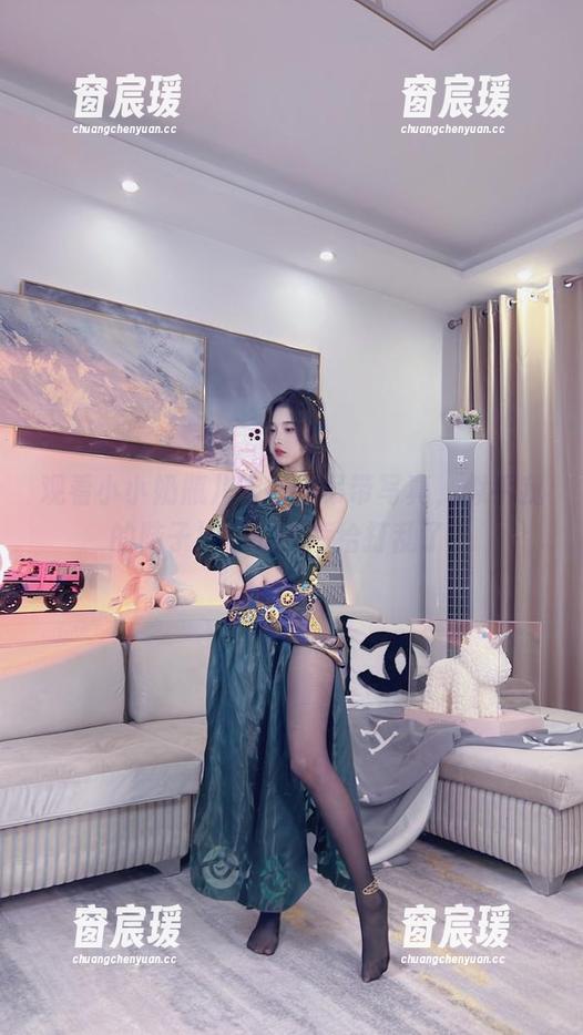 观看小小奶瓶儿的纯欲吊带写真，似乎我的脑子被他的气质给打乱了？-窗宸瑗