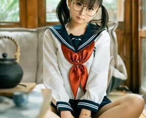 幼水铃衣的居家cos：家里也能变超模么？