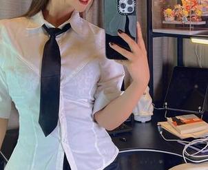 微密圈 - 张思允的烈焰玫瑰房车：想知道她在车里播放了什么歌吗？我觉得是‘玫瑰我不想要’！
