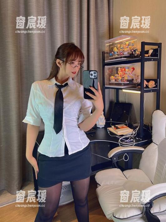 微密圈 - 张思允的烈焰玫瑰房车:想知道她在车里播放了什么歌吗?我觉得是‘玫瑰我不想要’!-窗宸瑗 微密圈 - 张思允的烈焰玫瑰房车:想知道她在车里播放了什么歌吗?我觉得是‘玫瑰我不想要’!-窗宸瑗