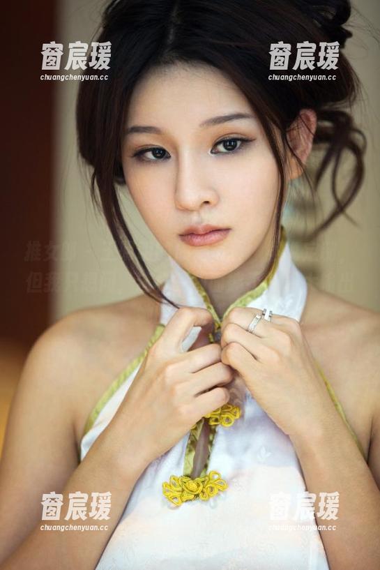 推女郎 - 王明明的旗袍写真，虽说定制，但我只想问，这样的画面能不能最大输出她的存在感？-窗宸瑗