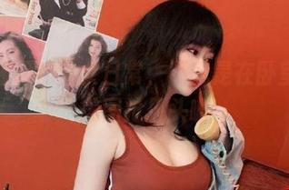 是依酱呀的宅女日常，不就是在卧室里跟美图抢风头嘛