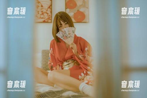 从这本桃良阿宅的武藏图片合集，你大概能学会一招“无意”的自拍技巧。-窗宸瑗