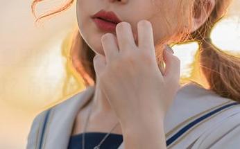 写真集里的“梨瑾瑾”要不要给我来一套同款？吊带裙好像那不经意间的优雅。