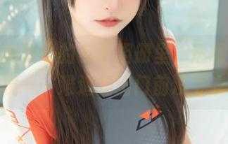在神乐坂真冬的电子相册里，透明女仆大方出境——难道是出门前没穿衣服？