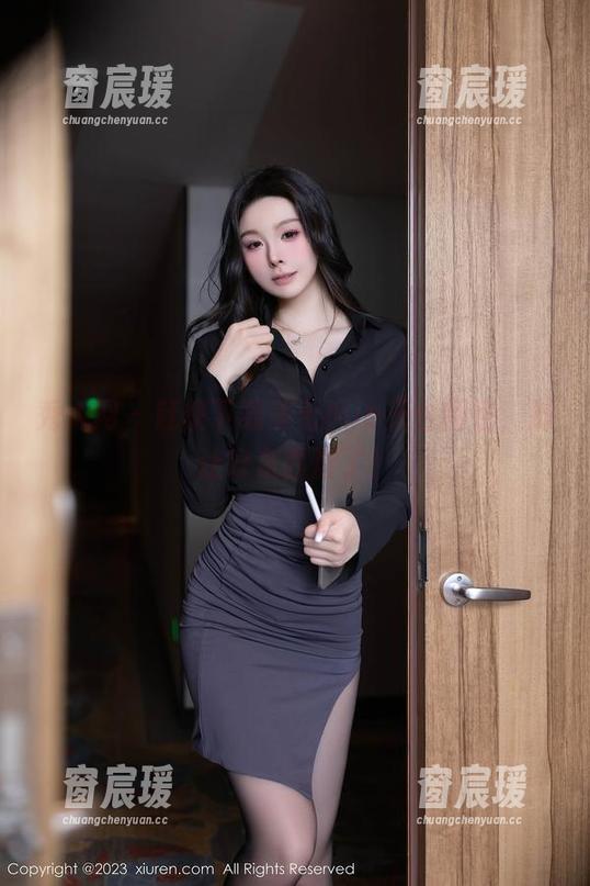 秀人网 - 赶快下载美七Mia天台图包，别让好东西溜了！-窗宸瑗