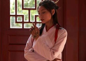 蜜桃社 - 铃木带来的泳池善变，图片里见不见真实的她？