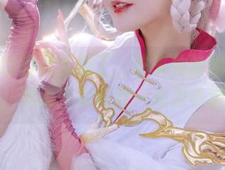 天台上的露儿大魔王，快来体验她的美图分享，满满少女心和一点点小叛逆。