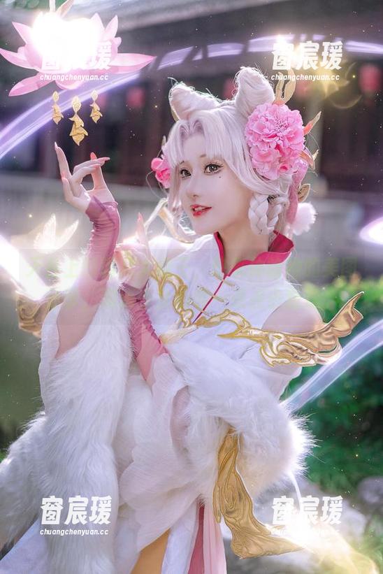 天台上的露儿大魔王，快来体验她的美图分享，满满少女心和一点点小叛逆。-窗宸瑗