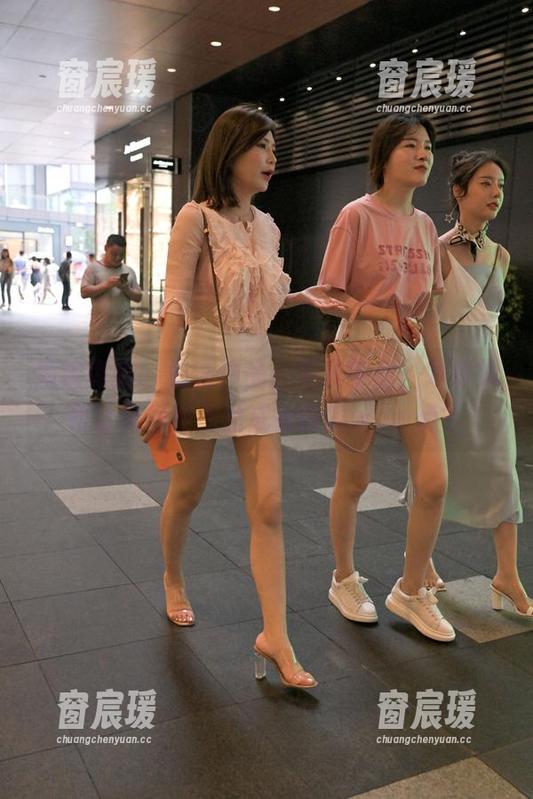 魔镜街拍 - 最新作品：平凡午后，婷婷如何让灰裙和薄丝成为新的wow点？-窗宸瑗