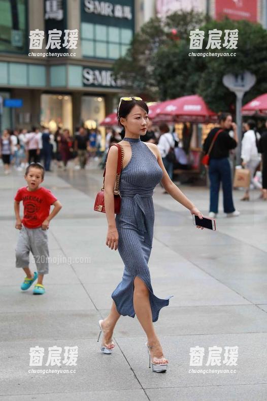 魔镜街拍 - 修女和曼曼？这组合看得我一愣一愣的，照片很火爆！-窗宸瑗