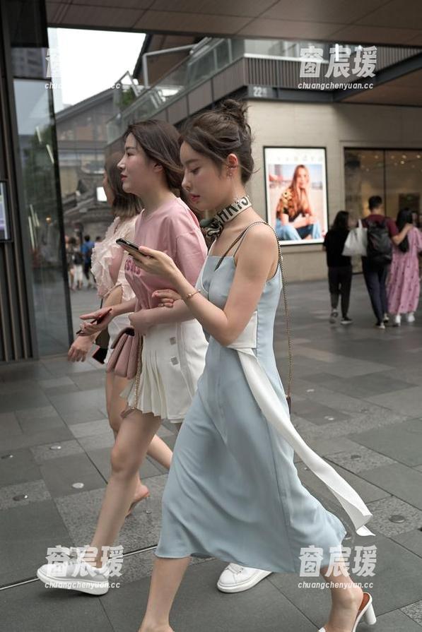 魔镜街拍 - 分享楼楼的连衣裙套图！她敢裸肩，我就敢给点赞！-窗宸瑗