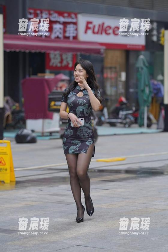 高清图册：魔镜街拍的丝袜搭配运动鞋，竟然是这样的风格碰撞？-窗宸瑗