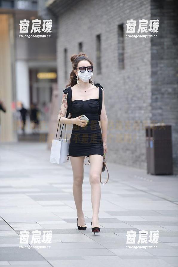 魔镜街拍：小姐姐穿着黑色连衣裙在街头晃荡，这不是走了个戏吗？-窗宸瑗